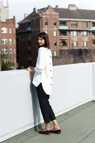 Look alla moda per donna: Maglione oversize bianco, Pantaloni stretti in fondo neri, Mocassini eleganti in pelle scamosciata neri