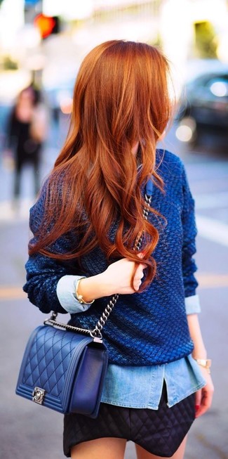 Come indossare e abbinare un maglione oversize blu: Potresti abbinare un maglione oversize blu con una minigonna trapuntata nera per un look comfy-casual.