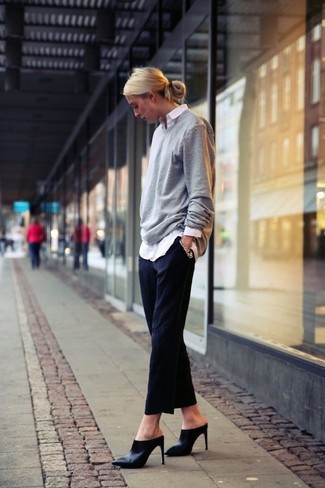 Quale sabot indossare con un maglione oversize grigio quando fa caldo: Scegli un maglione oversize grigio e pantaloni eleganti neri per un outfit che si fa notare. Aggiungi un paio di sabot al tuo look per migliorare all'istante il tuo stile.