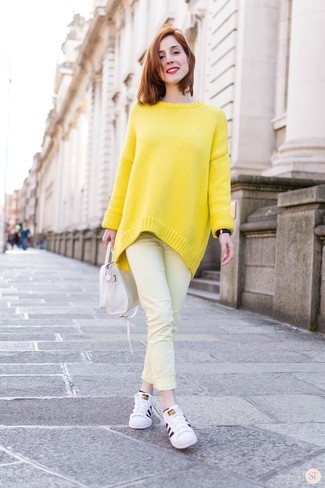 Come indossare e abbinare jeans gialli quando fa caldo: Indossa un maglione oversize giallo e jeans gialli per un pigro brunch domenicale. Rifinisci questo look con un paio di sneakers basse in pelle bianche.