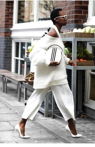 Look alla moda per donna: Maglione oversize testurizzato bianco, Gonna pantalone bianca, Décolleté in pelle bianchi, Pochette in pelle bianca e nera