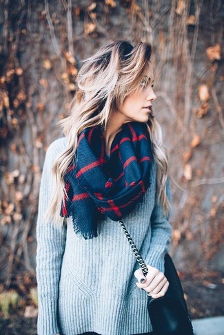 Come indossare e abbinare una sciarpa scozzese blu scuro: Scegli un outfit composto da un maglione oversize grigio e una sciarpa scozzese blu scuro per un look facile da indossare.