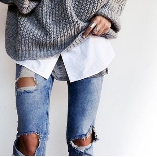 Come indossare e abbinare una canotta grigia in autunno 2024: Combina una canotta grigia con jeans aderenti strappati blu per una sensazione di semplicità e spensieratezza. È buona idea per un outfit autunnale!