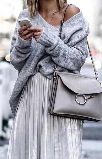 Look alla moda per donna: Maglione oversize grigio, Gonna longuette a pieghe argento, Borsa a tracolla in pelle grigia
