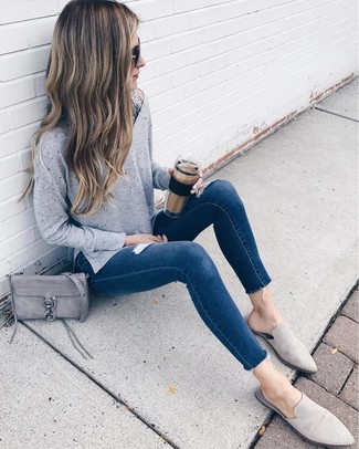 Come indossare e abbinare scarpe basse in pelle scamosciata grigie: Prova a combinare un maglione oversize grigio con jeans aderenti strappati blu scuro per un look perfetto per il weekend. Rifinisci il completo con un paio di scarpe basse in pelle scamosciata grigie.