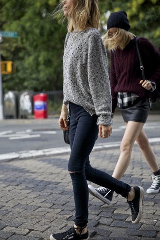 Come indossare e abbinare un maglione oversize grigio con jeans aderenti neri per una donna di 30 anni: Prova ad abbinare un maglione oversize grigio con jeans aderenti neri per un outfit inaspettato. Un paio di sneakers basse di tela nere si abbina alla perfezione a una grande varietà di outfit.