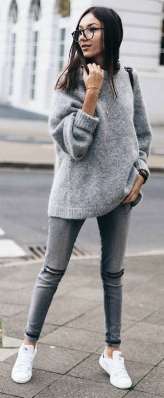 Come indossare e abbinare un maglione oversize grigio in modo rilassato: Scegli un maglione oversize grigio e jeans aderenti strappati grigi per andare a prendere un caffè in stile casual. Sneakers basse bianche sono una splendida scelta per completare il look.