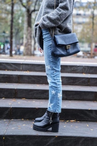 Quale jeans indossare con un maglione oversize grigio: Abbina un maglione oversize grigio con jeans per un pigro brunch domenicale. Stivaletti in pelle pesanti neri sono una gradevolissima scelta per completare il look.