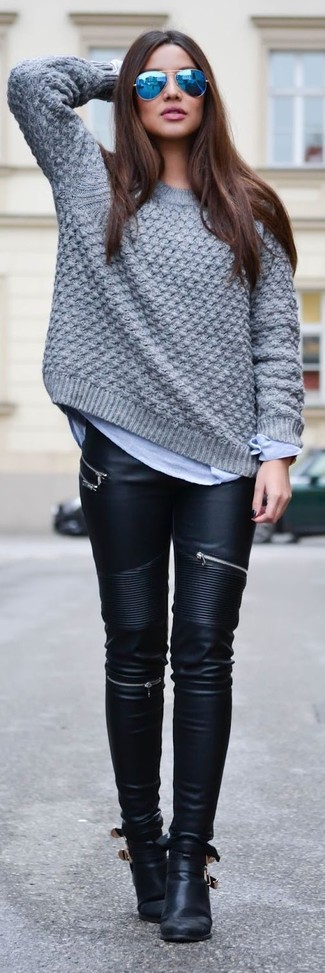Look alla moda per donna: Maglione oversize lavorato a maglia grigio, Pantaloni skinny in pelle neri, Stivaletti in pelle neri, Occhiali da sole blu