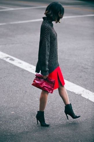 Look alla moda per donna: Maglione oversize grigio scuro, Gonna a tubino con spacco rossa, Stivaletti in pelle neri, Pochette in pelle rossa
