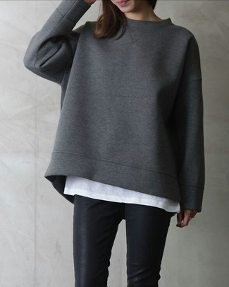 Come indossare e abbinare un maglione oversize grigio scuro per una donna di 30 anni: Coniuga un maglione oversize grigio scuro con pantaloni skinny in pelle neri per vestirti casual.