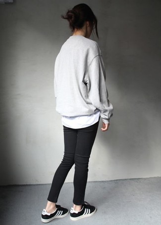 Come indossare e abbinare un maglione oversize grigio con jeans aderenti neri per una donna di 30 anni quando fa caldo: Scegli un maglione oversize grigio e jeans aderenti neri per un look comfy-casual. Perfeziona questo look con un paio di sneakers basse nere.