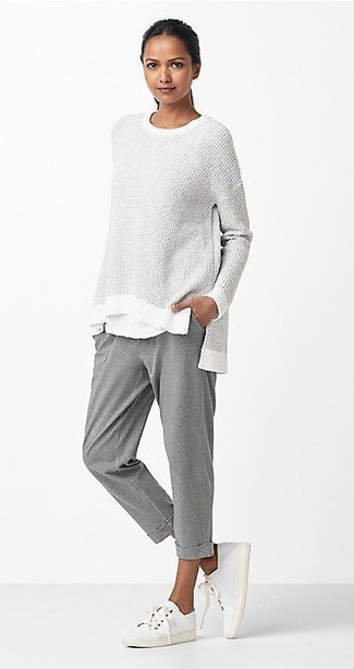 Come indossare e abbinare un maglione oversize argento: Combina un maglione oversize argento con pantaloni sportivi grigi per le giornate pigre. Mettiti un paio di sneakers basse di tela bianche per un tocco virile.