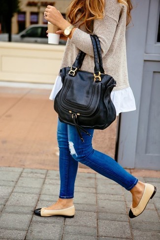 Come indossare e abbinare jeans aderenti con ballerine: Coniuga un maglione oversize beige con jeans aderenti per un outfit rilassato ma alla moda. Ballerine sono una validissima scelta per completare il look.