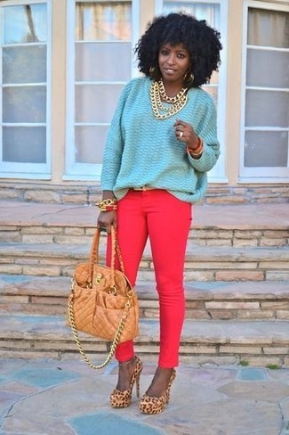 Come indossare e abbinare décolleté leopardati: Potresti indossare un maglione oversize azzurro e jeans aderenti rossi per un outfit inaspettato. Décolleté leopardati sono una interessante scelta per completare il look.