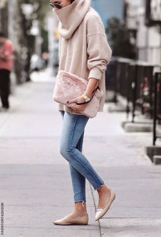 Quale jeans aderenti indossare con mocassini eleganti marrone chiaro per una donna di 30 anni quando fa caldo: Scegli un maglione oversize beige e jeans aderenti per una sensazione di semplicità e spensieratezza. Scegli uno stile classico per le calzature e opta per un paio di mocassini eleganti marrone chiaro.
