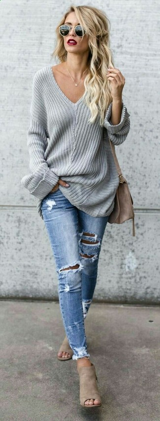 Come indossare e abbinare sabot: Per un outfit della massima comodità, abbina un maglione oversize grigio con jeans aderenti strappati azzurri. Scegli uno stile classico per le calzature e scegli un paio di sabot.