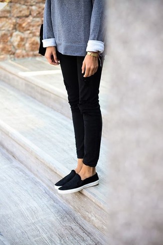 Quale jeans indossare con sneakers senza lacci nere: Opta per un maglione oversize grigio e jeans per un'atmosfera casual-cool. Questo outfit si abbina perfettamente a un paio di sneakers senza lacci nere.