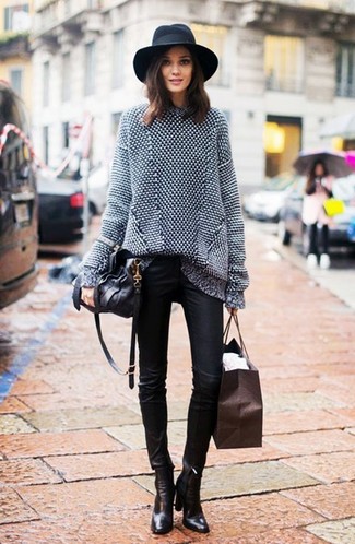 Come indossare e abbinare un borsalino per una donna di 30 anni: Prova ad abbinare un maglione oversize grigio con un borsalino per un look spensierato e alla moda. Perfeziona questo look con un paio di stivaletti in pelle neri.