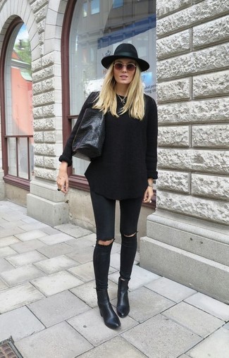 Come indossare e abbinare un borsalino di lana nero: Scegli un outfit composto da un maglione oversize nero e un borsalino di lana nero per essere casual. Stivaletti in pelle neri sono una validissima scelta per completare il look.