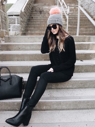 Quale maglione oversize indossare con jeans neri: Coniuga un maglione oversize con jeans neri per le giornate pigre. Questo outfit si abbina perfettamente a un paio di stivaletti in pelle neri.