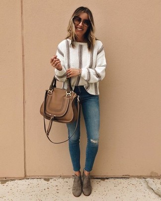 Quale jeans aderenti indossare con stivaletti terracotta per una donna di 30 anni in modo casual: Opta per un maglione oversize a righe verticali beige e jeans aderenti per un'atmosfera casual-cool. Stivaletti terracotta sono una eccellente scelta per completare il look.