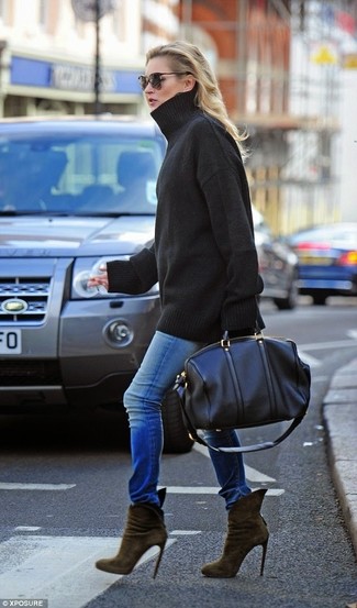 Look alla moda per donna: Maglione oversize nero, Jeans aderenti blu, Stivaletti in pelle scamosciata verde oliva, Borsone in pelle nero