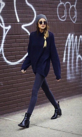 Quale stivaletti indossare con jeans blu scuro per una donna di 30 anni quando fa caldo in modo smart-casual: Prova a combinare un maglione oversize blu scuro con jeans blu scuro per essere casual. Stivaletti sono una gradevolissima scelta per completare il look.
