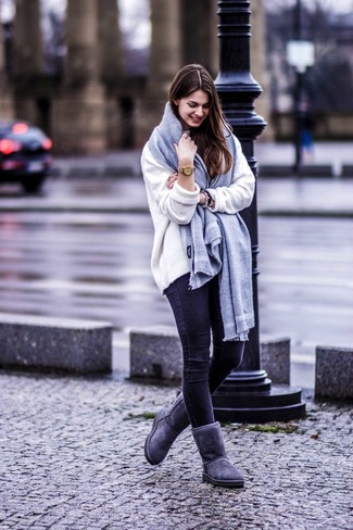 Come indossare e abbinare scarpe in modo rilassato: Potresti indossare un maglione oversize bianco e jeans aderenti neri per un look comfy-casual. Per un look più rilassato, scegli un paio di stivali ugg grigio scuro.