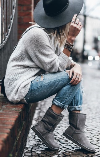 Come indossare e abbinare jeans per una donna di 20 anni in modo rilassato: Scegli un maglione oversize grigio e jeans per un look perfetto per il weekend. Per un look più rilassato, scegli un paio di stivali ugg grigi.