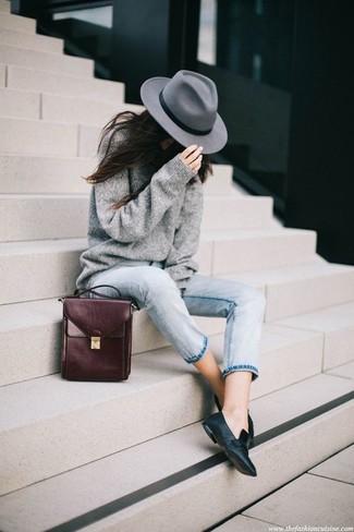 Come indossare e abbinare scarpe basse quando fa caldo: Combina un maglione oversize lavorato a maglia grigio con jeans azzurri per un look facile da indossare. Prova con un paio di scarpe basse per mettere in mostra il tuo gusto per le scarpe di alta moda.