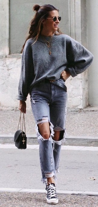 Come indossare e abbinare jeans strappati grigi: Scegli un maglione oversize grigio e jeans strappati grigi per un pigro brunch domenicale. Perfeziona questo look con un paio di sneakers basse di tela nere e bianche.