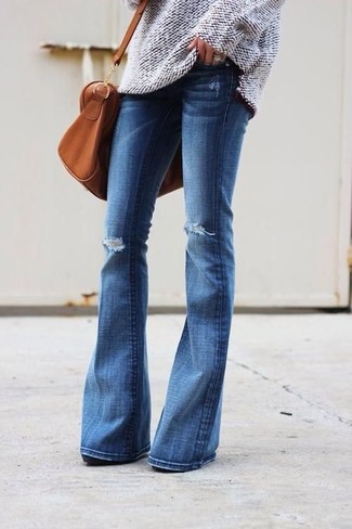 Come indossare e abbinare jeans a campana strappati: Scegli un maglione oversize lavorato a maglia beige e jeans a campana strappati per un look comfy-casual.