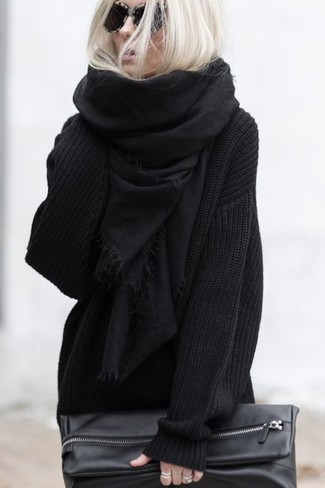 Come indossare e abbinare una pochette in pelle nera in autunno 2024 in modo rilassato: Opta per un maglione oversize lavorato a maglia nero e una pochette in pelle nera per un look comfy-casual. Questo è l'outfit stupendo per l’autunno.