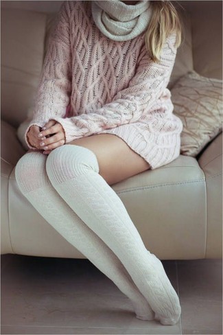 Look alla moda per donna: Maglione oversize lavorato a maglia rosa, Calzini lunghi bianchi, Sciarpa lavorata a maglia bianca