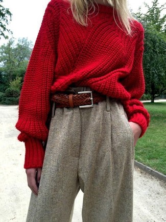 Come indossare e abbinare una cintura tessuta in autunno 2024: Opta per il comfort in un maglione oversize lavorato a maglia rosso e una cintura tessuta. È splendida idea per essere perfettamente alla moda in questa stagione autunnale!