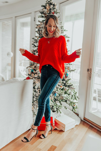 Trend da donna 2024: Indossa un maglione oversize lavorato a maglia rosso e jeans aderenti foglia di tè per un look trendy e alla mano. Sandali con tacco in pelle scamosciata neri sono una eccellente scelta per completare il look.