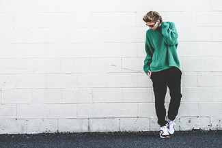 Come indossare e abbinare un maglione verde quando fa caldo in modo rilassato: Metti un maglione verde e pantaloni sportivi neri per un'atmosfera casual-cool. Scarpe sportive bianche e nere sono una gradevolissima scelta per completare il look.