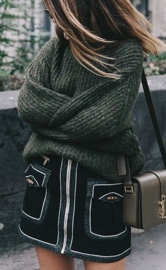 Come indossare e abbinare una gonna per una donna di 30 anni quando fa caldo: Metti un maglione oversize lavorato a maglia verde scuro e una gonna per un'atmosfera casual-cool.