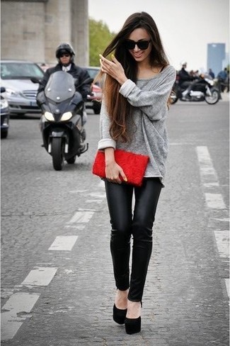 Come indossare e abbinare una borsa rossa: Prova ad abbinare un maglione oversize grigio con una borsa rossa per un'atmosfera casual-cool. Décolleté in pelle scamosciata neri sono una eccellente scelta per completare il look.