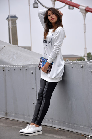 Quale leggings indossare con un maglione oversize bianco e nero: Prova ad abbinare un maglione oversize bianco e nero con leggings per un look comfy-casual. Prova con un paio di scarpe oxford in pelle bianche per dare un tocco classico al completo.