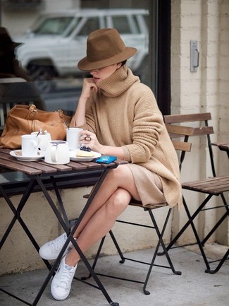Come indossare e abbinare un borsalino di lana marrone: Mostra il tuo stile in un maglione oversize marrone chiaro con un borsalino di lana marrone per andare a prendere un caffè in stile casual. Scegli un paio di sneakers basse bianche come calzature per un tocco virile.