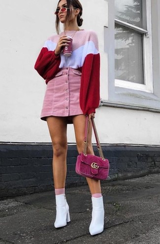 Look alla moda per donna: Maglione oversize lavorato a maglia rosa, Minigonna di velluto a coste rosa, Stivaletti in pelle bianchi, Borsa a tracolla in pelle scamosciata fucsia