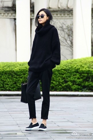 Quale chino indossare con un maglione oversize nero: Prova ad abbinare un maglione oversize nero con chino per un outfit inaspettato. Questo outfit si abbina perfettamente a un paio di sneakers senza lacci in pelle scamosciata nere.
