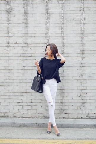 Come indossare e abbinare jeans aderenti strappati bianchi: Prova ad abbinare un maglione oversize nero con jeans aderenti strappati bianchi per un outfit rilassato ma alla moda. Décolleté in pelle beige sono una eccellente scelta per completare il look.
