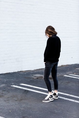 Quale jeans indossare con sneakers alte nere e bianche in autunno 2024: Indossa un maglione oversize nero con jeans per un look perfetto per il weekend. Sneakers alte nere e bianche sono una splendida scelta per completare il look. Ecco un look autunnale ideale per il tuo.
