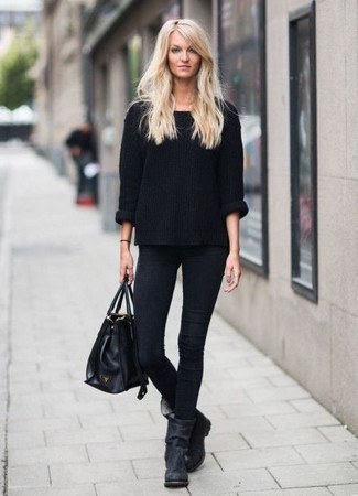 Come indossare e abbinare jeans aderenti neri quando fa caldo in modo smart-casual: Potresti abbinare un maglione oversize nero con jeans aderenti neri per un'atmosfera casual-cool. Stivaletti in pelle scamosciata neri sono una gradevolissima scelta per completare il look.