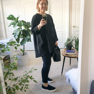 Moda donna anni 40: Potresti combinare un maglione oversize nero con leggings neri per un fantastico look da sfoggiare nel weekend. Mettiti un paio di sneakers senza lacci nere per un tocco virile.