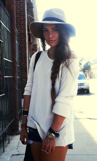 Come indossare e abbinare un bracciale nero per una donna di 30 anni in modo rilassato: Combina un maglione oversize bianco con un bracciale nero per un'atmosfera casual-cool.