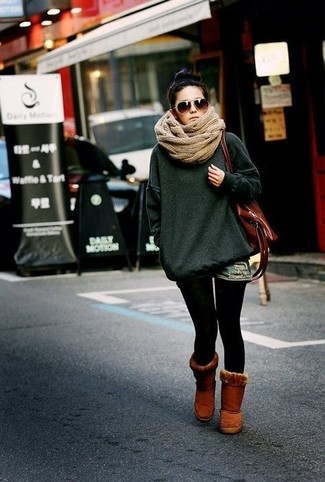 Look alla moda per donna: Maglione oversize verde scuro, Pantaloncini di jeans blu, Stivali ugg marroni, Borsa shopping in pelle marrone